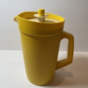 Tupperware Small Short 1 Qt Pitcher w/ Push Button Lid Yellow 874-13 USA Vintage